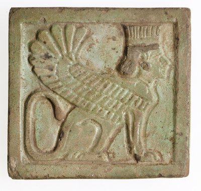 पंखों वाले फ़ारसी स्फ़िंक्स के साथ पट्टिका, c.525-401 ईसा पूर्व (ढाला हुआ फैयेंस) द्वारा Late Period Egyptian