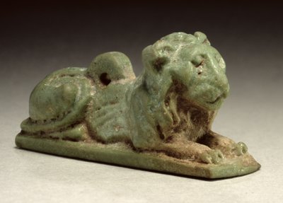 लेटा हुआ शेर ताबीज (हरा रंग) द्वारा Late Period Egyptian