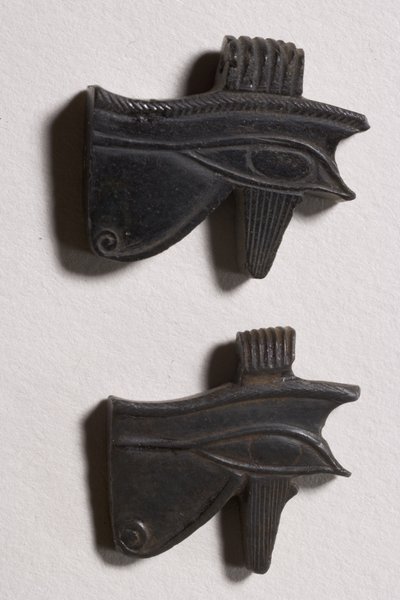 दो वेदजत नेत्र ताबीज (ओब्सीडियन) द्वारा Late Period Egyptian