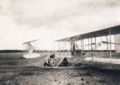 लियोन बोलेली राइट भाइयों के विमान में काम कर रहे थे, c.1909 द्वारा लियोन बोल्ली