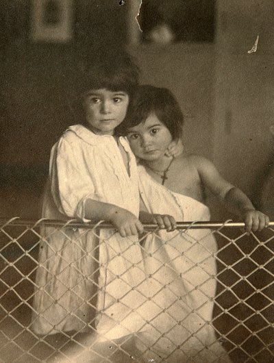 19वीं सदी के आखिर या 20वीं सदी की शुरुआत में दो बच्चों की तस्वीर। द्वारा लियोनिद आंद्रेयेव