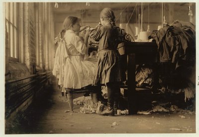 लाउडसन होजरी मिल्स, टेनेसी में 1910 में चाइल्ड रेवेलर एंड लूपर द्वारा लेविस विक्स हाइन