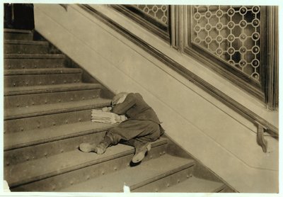 न्यूजबॉय जर्सी सिटी, न्यू जर्सी में अपने कागजात के साथ सो गया, 1912 द्वारा लेविस विक्स हाइन