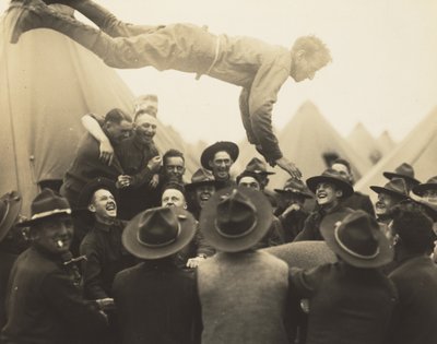 सैनिक को हवा में फेंका गया, 1917। द्वारा लेविस विक्स हाइन