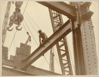 एम्पायर स्टेट बिल्डिंग पर श्रमिक, c.1930 द्वारा लेविस विक्स हाइन