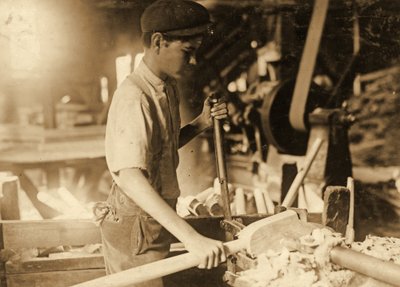 एक कार्यशाला में युवा लड़का c.1936 द्वारा लेविस विक्स हाइन