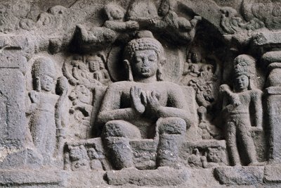 बुद्ध, कार्ला गुफाओं, महाराष्ट्र, भारत, दूसरी शताब्दी को दर्शाती राहत। द्वारा अज्ञात अज्ञात