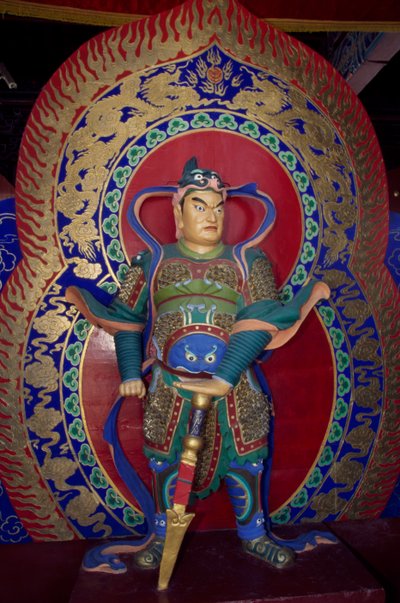 चीन के दातोंग के पास यिंगक्सियन (या शाक्यमुनि शिवालय) के लकड़ी के शिवालय के अंदर एक योद्धा की मूर्ति। चीनी सभ्यता द्वारा अज्ञात अज्ञात