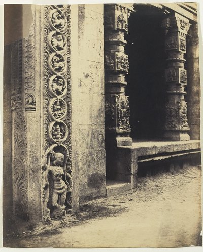 मदुरा: रॉयल गोपुरम में चार पत्थरों वाले मूर्तियों में से एक के आधार के साथ चित्रित पोर्टिको में खंभे द्वारा लिनिअस ट्राइप