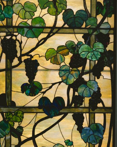 ग्रेपाइन पैनल, c.1902-15 (लीडेड फ़ेवराइल ग्लास) द्वारा लुई कम्फर्ट टिफ़नी
