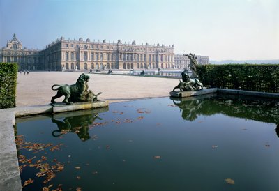 पश्चिम या गार्डन मुखौटा को Parterre d&39;Eau से देखा गया, जिसे Le Vau द्वारा डिज़ाइन किया गया था और जिसे मैन्सार्ट द्वारा संशोधित किया गया था, 1660-87 द्वारा Louis Le Vau