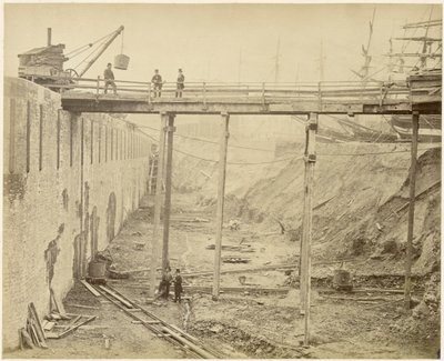विस्तारित लाइमहाउस बेसिन का निर्माण, लंदन, मई 1869 द्वारा लुकास और टक
