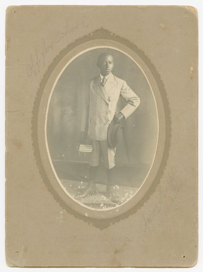 स्कूल जाते हुए आमोस हार्पर की तस्वीर, सीए। 1910. द्वारा लूसियस हार्पर