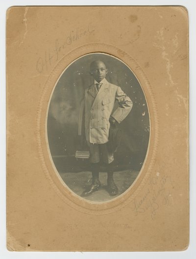 लूसियस हार्पर, जूनियर की स्कूल जाने की तस्वीर, ca. 1910. द्वारा लूसियस हार्पर