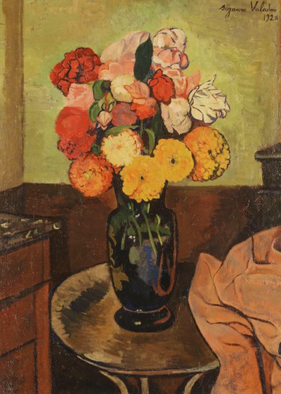 एक गोल मेज पर फूलों का फूलदान; फूल का फूल एक गोल मेज पर, 1920 द्वारा Marie Clementine Valadon