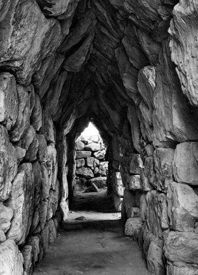 1937 में ग्रीस के तिरिनथ के खंडहरों के बीच। द्वारा मार्टिन हर्लिमैन