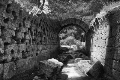 स्टैडियन, ओलंपिया, ग्रीस में प्रवेश, 1937। द्वारा मार्टिन हर्लिमैन