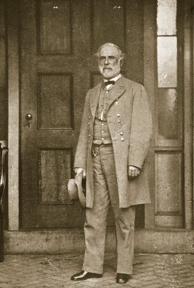 जनरल रॉबर्ट ई। ली ने रिचमंड, अप्रैल 1865 में अपने घर के बाहर खड़े हुए द्वारा मैथ्यू बी ब्रैडी