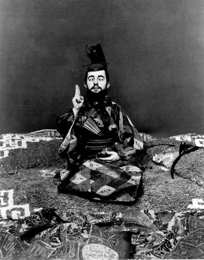 जापानी पोशाक में हेनरी डी टूलूज़-लॉटरेक, सीए 1892। द्वारा मौरिस गुइबर्ट