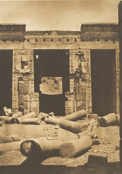 1849-50 मेदिनीत-हबौ थेब्स में रामसेस-मीमाउन के महल के प्रांगण में स्तंभ। द्वारा मैक्सिम डू कैंप