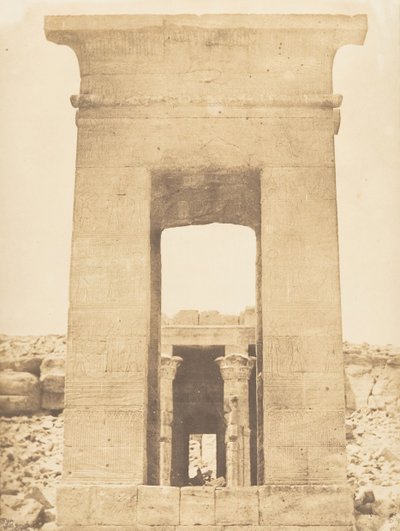अप्रैल 1850 में डेंडोर ट्रॉपिक ऑफ कैंसर के मंदिर से प्रोपाइलॉन। द्वारा मैक्सिम डू कैंप