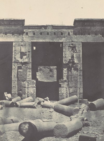 थेब्स। मेडिनेट-हबौ। 1850 में रामसेस-मियामौन के महल के पेरिसस्टाइल का पूर्वी भाग। द्वारा मैक्सिम डू कैंप