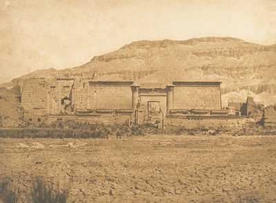 मेडिनेट हाबू का सामान्य दृश्य, ईस्ट थेब्स से लिया गया, 1849-50। द्वारा मैक्सिम डू कैंप