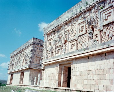 Precolombian सभ्यता: Uxmal प्राचीन माया राजधानी, Puuc शैली की साइट का दृश्य। उत्तर युकाटन 600-900 ईस्वी: डिवाइनर का पिरामिड। मेक्सिको द्वारा माया