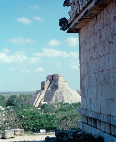 Precolombian सभ्यता: Uxmal प्राचीन माया राजधानी, Puuc शैली की साइट पर ऊपरी मंदिर का दृश्य। उत्तर युकाटन 600-900 ई. मेक्सिको द्वारा माया