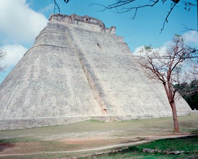 Precolombian सभ्यता: Uxmal प्राचीन माया राजधानी, Puuc शैली की साइट पर ऊपरी मंदिर का दृश्य। उत्तर युकाटन 600-900 ई. मेक्सिको द्वारा माया