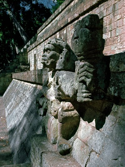 पत्थर की मूर्तियां - मंदिर 11 द्वारा माया