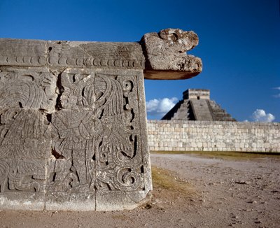 महान गेंद का खेल का मैदान और पृष्ठभूमि में कैस्टिलो, 750-1200 द्वारा माया