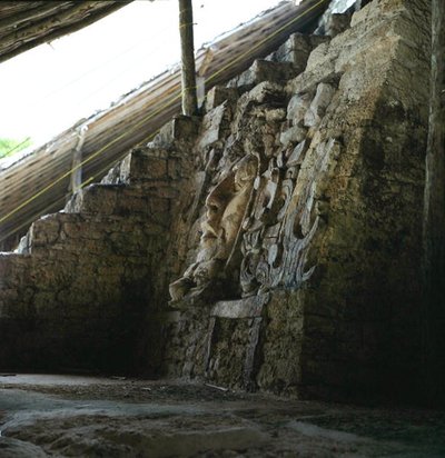 वास्तुकला मुखौटा, मस्कारोन का मंदिर, कोहुनलिच, युकाटन प्रायद्वीप, मेक्सिको प्रारंभिक शास्त्रीय काल (300-600 ईस्वी) (प्लास्टर और पत्थर) द्वारा माया मय