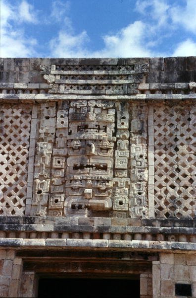 ननरी क्वाड्रैंगल की पूर्वी इमारत से नक्काशी का विवरण, स्वर्गीय क्लासिक माया, c.700-900 AD (फोटो) द्वारा माया मय