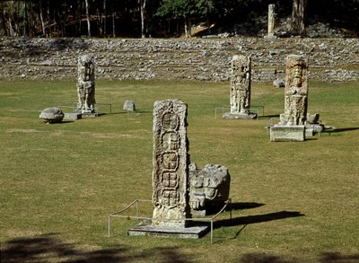औपचारिक वर्ग के अवशेष 4-10वीं शताब्दी द्वारा माया मय