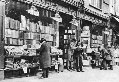 1926-1927, लंदन के चेरिंग क्रॉस रोड में एक किताबों की दुकान। द्वारा McLeish