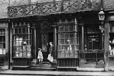 एक दुकान सामने, आर्टिलरी लेन, ऑफ बिशप्सगेट, लंदन, 1926-1927। द्वारा McLeish