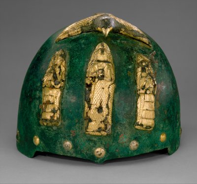 पंखों के साथ एक पक्षी के नीचे दिव्य आकृतियों वाला हेलमेट, c.1500-1100 ईसा पूर्व (कांस्य, बिटुमेन पर सोने की पन्नी) द्वारा मध्य एलामाइट काल