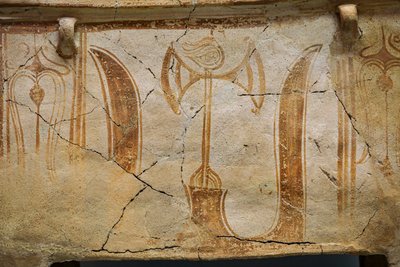 मिनोअन चेस्ट लार्नेक्स को अभिषेक के सींगों से सजाया गया है द्वारा Minoan