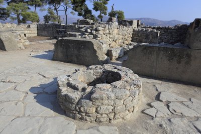 फिस्टोस का मिनोअन पुरातत्व स्थल। उत्तर पूर्व परिसर का हिस्सा। पुराने महल से सीधे सटे चार कमरों का परिसर। इन कमरों का उपयोग मूल्यवान अनुष्ठान के बर्तनों को संग्रहीत करने के लिए किया जाता था। चित्रलिपि लेखन वाली प्रसिद्ध "" फिस्टोस डिस्क "&quo द्वारा Minoan