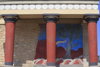 नोसोस का मिनोइन पुरातत्व स्थल। उत्तर प्रवेश द्वार, उत्तर स्तंभ हॉल। आर्थर इवांस द्वारा पुनर्निर्मित गढ़ जहां उन्होंने एक बैल के बहाल राहत फ्रेस्को की एक प्रति रखी। नोसोस, क्रेते। द्वारा Minoan