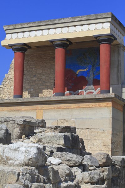 नोसोस का मिनोइन पुरातत्व स्थल। उत्तर प्रवेश द्वार, उत्तर स्तंभ हॉल। आर्थर इवांस द्वारा पुनर्निर्मित गढ़ जहां उन्होंने एक बैल के बहाल राहत फ्रेस्को की एक प्रति रखी। नोसोस, क्रेते। द्वारा Minoan