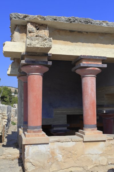 नोसोस का मिनोइन पुरातत्व स्थल। उत्तर लस्ट्रल बेसिन। महल का उत्तर प्रवेश द्वार। ए। इवांस के अनुसार इस इमारत का उपयोग शुद्धिकरण समारोहों में किया जाता था और इसलिए इस जगह को "" लस्ट्रल बेसिन" कहा जाता था। नोसोस, क्रेते। द्वारा Minoan