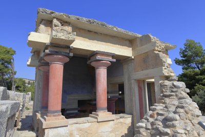 नोसोस का मिनोइन पुरातत्व स्थल। उत्तर लस्ट्रल बेसिन। महल का उत्तर प्रवेश द्वार। ए। इवांस के अनुसार इस इमारत का उपयोग शुद्धिकरण समारोहों में किया जाता था और इसलिए इस जगह को "" लस्ट्रल बेसिन" कहा जाता था। नोसोस, क्रेते। द्वारा Minoan