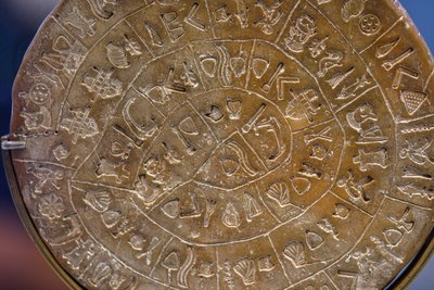 फिस्टोस डिस्क. प्रतीकात्मक चिन्ह एक सर्पिल (एक तरफ) में व्यवस्थित, 17वीं शताब्दी ईसा पूर्व की शुरुआत में द्वारा Minoan
