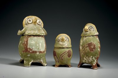 तीन मिक्सटेक पॉलीक्रोम टेराकोटा पुतली वाहिकाओं, c.900-1200 द्वारा मिक्स्टेक
