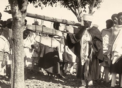फासीवादी युग में 'बिल्डिंग ए एम्पायर': एबिसिनियन बेल्स, 09/05/1936 (बी/डब्ल्यू फोटो) द्वारा मोडेस्टिनो बाल्डिनेटी