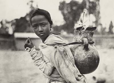 फासीवादी युग में 'बिल्डिंग ए एम्पायर': एबिसिनियन गर्ल, 09/05/1936 (बी/डब्ल्यू फोटो) द्वारा मोडेस्टिनो बाल्डिनेटी