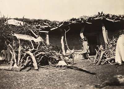 फासीवादी युग में 'बिल्डिंग ए एम्पायर': एबिसिनियन हट, 09/05/1936 (बी/डब्ल्यू फोटो) द्वारा मोडेस्टिनो बाल्डिनेटी
