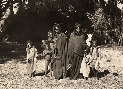 फासीवादी युग में 'बिल्डिंग ए एम्पायर': अफ्रीकी स्वदेशी, 09/05/1936 (बी/डब्ल्यू फोटो) द्वारा मोडेस्टिनो बाल्डिनेटी